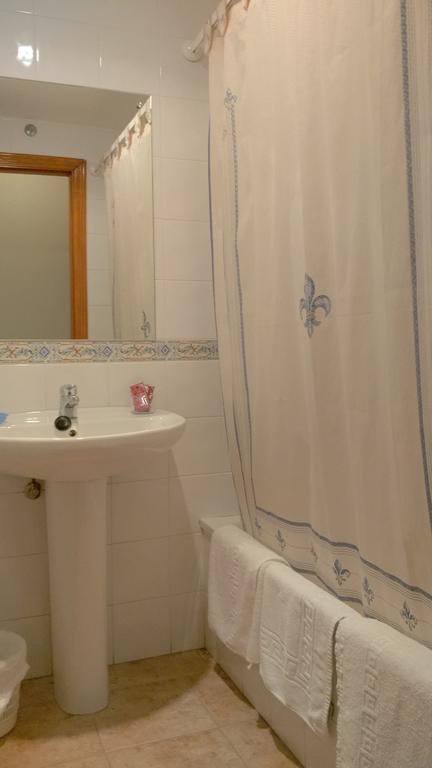 Hostal Pineda Cervera De Pisuerga Rum bild
