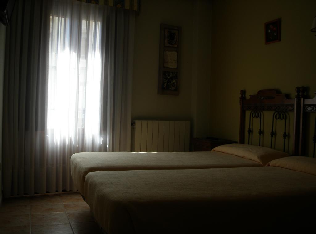 Hostal Pineda Cervera De Pisuerga Rum bild